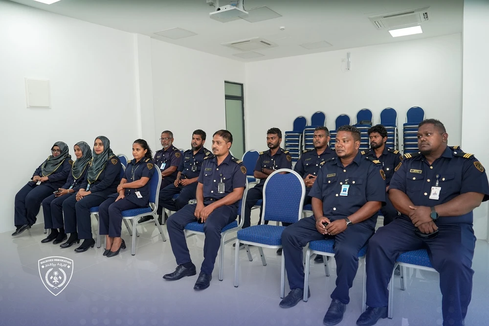 photo for އައްޑޫ އިމިގްރޭޝަން އޮފީހުގައި މަސައްކަތްކުރާ އޮފިސަރުންނާ ބައްދަލުކުރެއްވުން